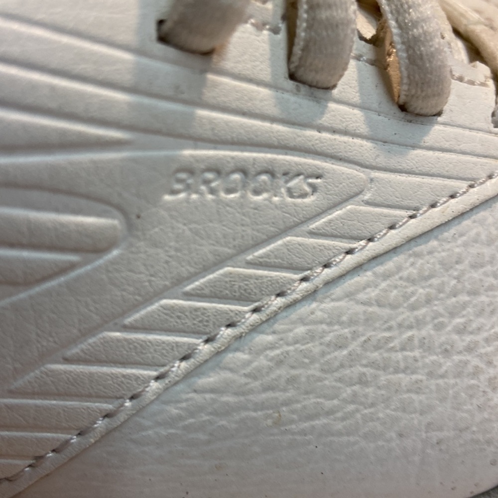 Brooks Addiction Walking Sneakers View 4